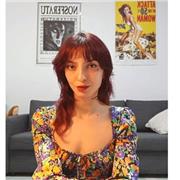 Chica amante de los idiomas que busca alumnos interesados en recibir clases de inglés, francés o español para extranjeros.